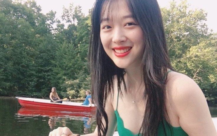 Discovery splash banner for @ SULLI /sulli #WEAREBACK Discord server